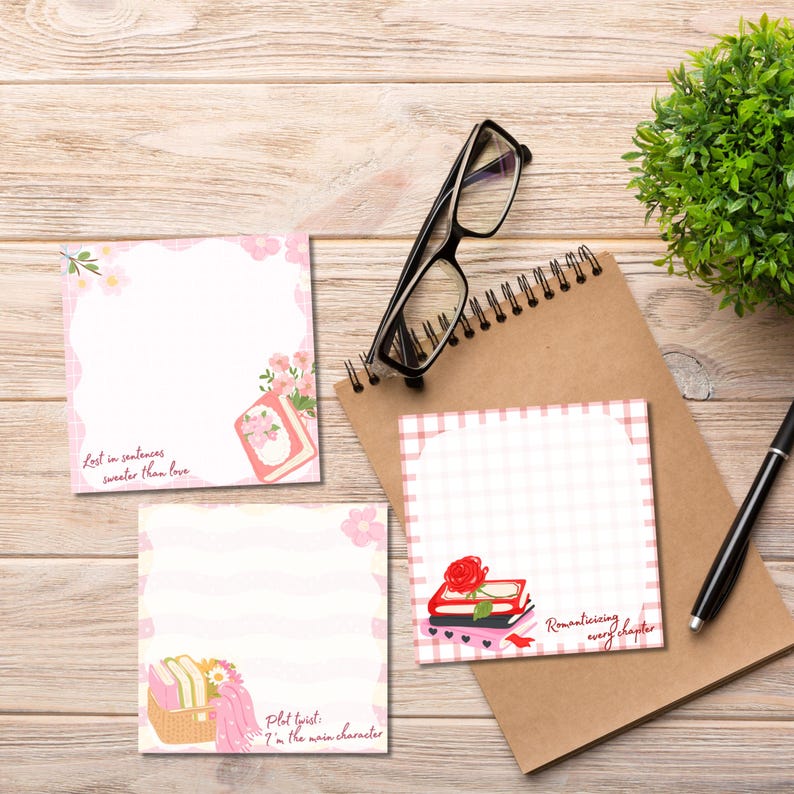 K&ouml;nnte beinhalten: Eine Sammlung quadratischer Haftnotizen mit floralen Designs und Texten, angeordnet auf einer Holzoberfl&auml;che. Ein Notizbuch, eine Brille, ein Stift und eine kleine Pflanze sind ebenfalls vorhanden. Die Notizen enthalten S&auml;tze wie "Lost in sentences sweeter than love."