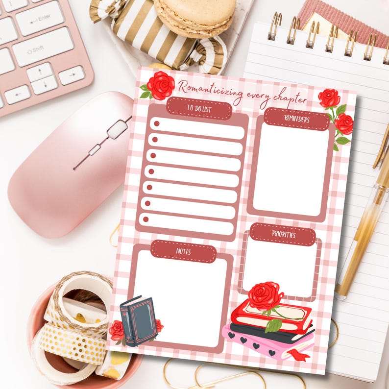 Puede incluir: Un planificador rosa y blanco con el texto "Romanticizing every chapter". El planificador presenta secciones para listas de tareas, recordatorios, notas y prioridades, decoradas con rosas y libros. Un rat&oacute;n y un teclado rosas est&aacute;n en el fondo.