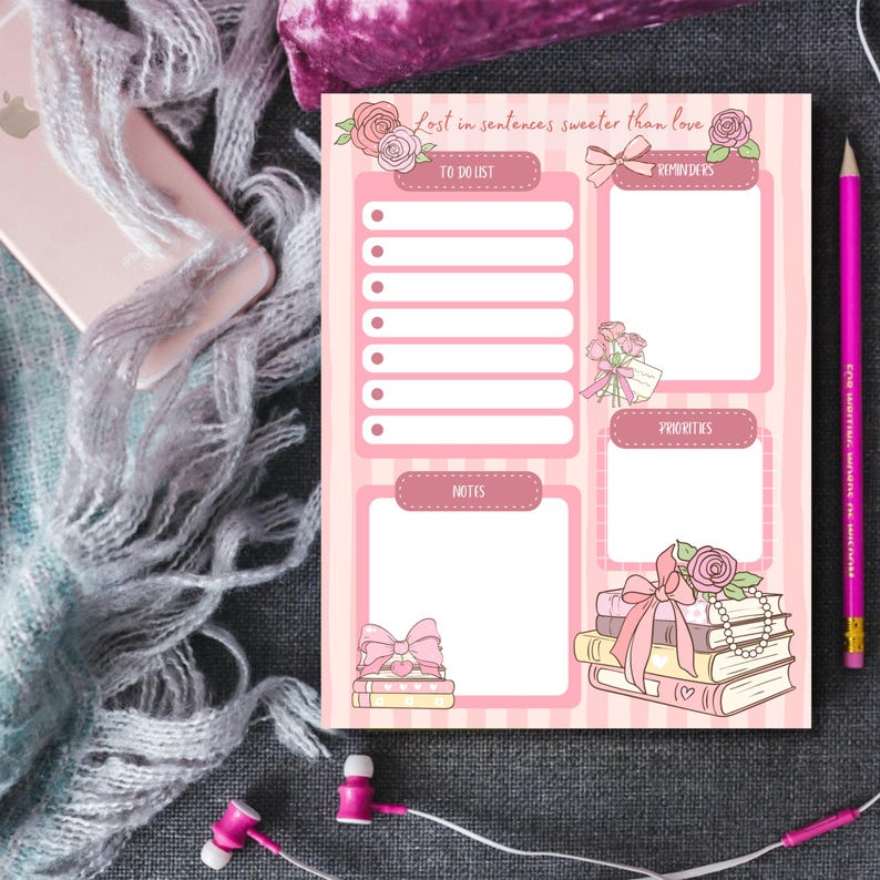 Puede incluir: Bloc de notas a rayas rosas y blancas con secciones para listas de tareas, recordatorios, notas y prioridades. El bloc de notas presenta ilustraciones florales y lazos, con el texto "Lost in sentences sweeter than love."