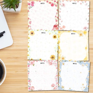 Könnte beinhalten: Sechs Notizblöcke mit floralem Thema, auf denen jeweils oben das Wort "NOTES" steht. Die Notizblöcke haben verschiedene Blumendesigns, darunter rosa Blumen, gelbe Blumen und blaue Blumen.