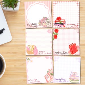 K&ouml;nnte beinhalten: Sechs dekorative Haftnotizen in Rosa und Wei&szlig; mit Illustrationen von B&uuml;chern und Blumen. Jede Notiz enth&auml;lt ein anderes Zitat, wie "Buy me books & call me pretty" und "Happily ever after is my aesthetic."