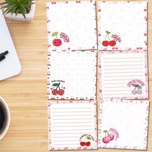 Puede incluir: Seis tarjetas de notas imprimibles con un fondo rosa y blanco con cerezas con diferentes lemas. Los lemas incluyen "You're the cherry on top", "Sweet as a cherry kiss", "Mon Cherry", "You're cherry special to me", "I cherry-is you", y "Ready, sweet & cherry cute".