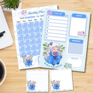 Könnte beinhalten: Ein blauer und weißer druckbarer Planer mit floralem Design und dem Text "Bloom at your own pace". Der Planer enthält einen Monatskalender, eine To-Do-Liste, Notizen, Erinnerungen und Prioritätenbereiche.