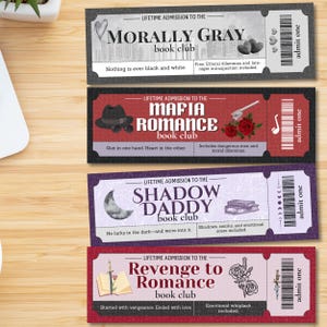 Op de afbeelding: Vier kleurrijke ticket-stijl bladwijzers met verschillende boekclubthema's: "Moreel grijs", "Mafia-romance", "Shadow Daddy" en "Wraak naar romantiek". Elke bladwijzer heeft een unieke illustratie en slogan.