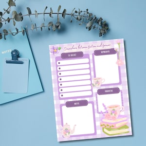 Puede incluir: Una p&aacute;gina de planificador a cuadros lila y blanco con secciones para una lista de tareas, recordatorios, prioridades y notas. La p&aacute;gina est&aacute; decorada con ilustraciones florales, tazas de t&eacute;, una tetera y el texto "Somewhere between fiction and forever."