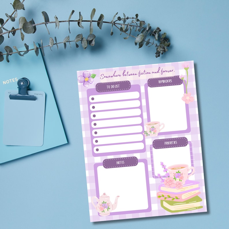 Puede incluir: Una p&aacute;gina de planificador a cuadros lila y blanco con secciones para una lista de tareas, recordatorios, prioridades y notas. La p&aacute;gina est&aacute; decorada con ilustraciones florales, tazas de t&eacute;, una tetera y el texto "Somewhere between fiction and forever."