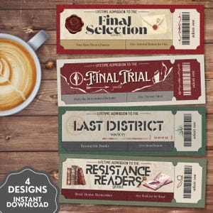 Puede incluir: Cuatro boletos de admisión rectangulares con diseños distintos y texto que incluye Final Selection, Final Trial, Last District y Resistance Readers. Cada boleto muestra un código de barras, gráficos decorativos como sellos de cera, libros y brújulas, y frases específicas como You Have Been Chosen y Read. Resist. Remember.