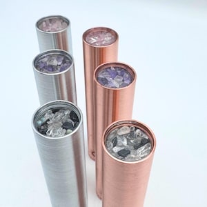 Bacchette del Faraone piccole con quarzo misto, strumenti energetici per la meditazione e il radicamento.