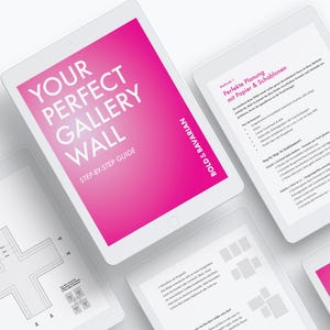 Könnte beinhalten: Ein rosa Tablet mit dem Text "Your Perfect Gallery Wall" und "Step-by-Step Guide" auf dem Bildschirm. Das Tablet liegt auf einer weißen Oberfläche. Auf der Oberfläche befinden sich weitere Tablets mit Text in Deutsch und Englisch.