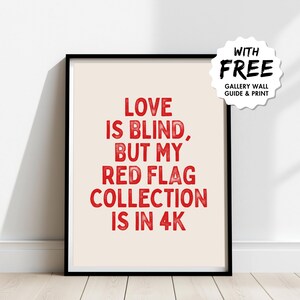 Könnte beinhalten: Ein schwarzer gerahmter Druck mit weißem Hintergrund und rotem Text, der "Liebe ist blind, aber meine Sammlung von roten Flaggen ist in 4K" lautet.