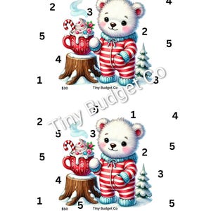 Könnte beinhalten: Digitale Illustration eines niedlichen Eisbären in einem rot-weiß gestreiften Strampler, der neben einer roten Tasse heißer Schokolade auf einem Baumstumpf steht. Ein kleiner Weihnachtsbaum ist ebenfalls vorhanden. Der Text "Tiny Budget Co" ist sichtbar.