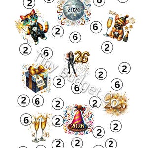 Può includere: Uno sfondo bianco con varie illustrazioni a tema Capodanno, tra cui una palla da discoteca, calici di champagne e un cofanetto regalo, tutti con l'anno 2026. L'immagine presenta anche cerchi con i numeri 2 e 6.