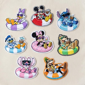 Toppa ricamata termoadesiva Disney Topolino e amici per le vacanze estive, Minnie, Paperino, Paperina, Pippo e Stitch