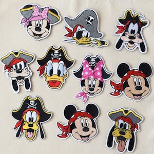 Toppa ricamata termoadesiva Disney con Topolino e i suoi amici, Pirata, Minnie, Paperino, Pippo e Pluto.
