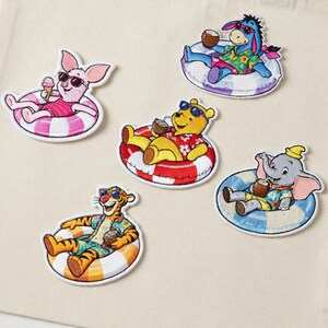 Toppa ricamata termoadesiva Disney Winnie the Pooh Summer Holiday, con Pooh, Tigro, Pimpi e Lumpo
