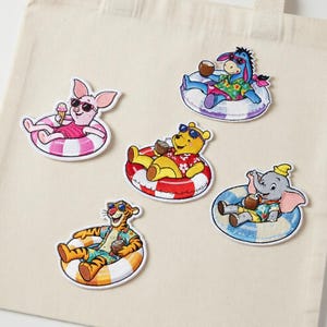 Peut inclure: Ensemble de trois tasses en céramique avec une finition mate et mouchetée. Les tasses sont dans des tons crème, gris clair et gris foncé. Chaque tasse a un design simple et minimaliste, parfait pour le café ou le thé.