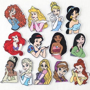 Puede incluir: Una colección de imágenes de personajes de princesas recortadas y coloridas. Cada imagen presenta una princesa diferente con peinados y atuendos únicos. Las princesas están representadas con varios tonos de piel y expresiones, sobre un fondo blanco.