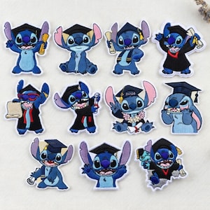 Op de afbeelding: Een verzameling blauw-witte geborduurde patches met het personage Stitch uit Lilo & Stitch in afstudeerkleding. Elke patch toont Stitch met een afstudeerhoed, diploma en soms een toga. Ideaal voor het versieren van kleding of accessoires.