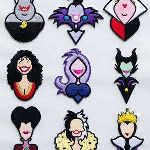 Könnte beinhalten: Neun gestickte Aufnäher mit Cartoon-Bösewichten. Jeder Aufnäher hat ein einzigartiges Design, mit Charakteren mit schwarzen, lila und weißen Haaren und verschiedenen Outfits. Die Aufnäher befinden sich auf einem weißen Hintergrund.