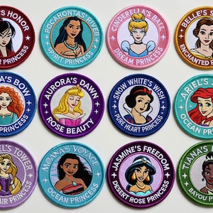 Könnte beinhalten: Eine weiße Keramik-Tasse mit schwarzem Henkel und dem Text "But First, Coffee" in schwarzer, fetter Schrift. Die Tasse steht auf einer weißen Oberfläche. Die Tasse ist etwa 10 cm hoch.