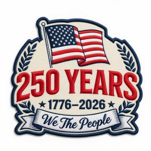 Könnte beinhalten: Gestickter Aufnäher mit der amerikanischen Flagge und dem Text "250 YEARS 1776-2026 We The People". Das Design verwendet die Farben Rot, Weiß und Blau mit einem Lorbeerkranz-Rand. Der Aufnäher hat die Form einer Flagge.
