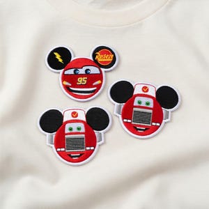 Puede incluir: Una taza de cer&aacute;mica blanca con un asa negra y el texto "But First, Coffee" en negro y negrita. La taza est&aacute; sobre una superficie blanca. La taza mide aproximadamente 10 cm de alto.