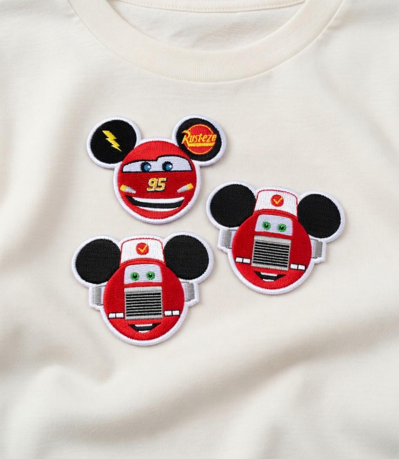 Puede incluir: Una taza de cer&aacute;mica blanca con un asa negra y el texto "But First, Coffee" en negro y negrita. La taza est&aacute; sobre una superficie blanca. La taza mide aproximadamente 10 cm de alto.