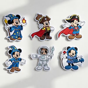 Puede incluir: Conjunto de seis parches bordados con Mickey Mouse en varios disfraces. Incluye un mago, un pirata, un astronauta y otros diseños. Cada parche tiene un borde blanco y es adecuado para ropa o accesorios.