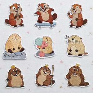 Puede incluir: Una taza de cerámica blanca con un asa negra y el texto "But First, Coffee" en negro, en negrita. La taza está sobre una superficie blanca.