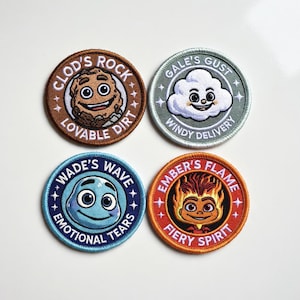 Puede incluir: Cuatro parches bordados con diseños de personajes de dibujos animados. Los parches presentan una roca, una nube, una gota de agua y una llama, cada uno con una cara sonriente y texto como "Lovable Dirt" y "Fiery Spirit". Los parches son redondos con bordes coloridos.
