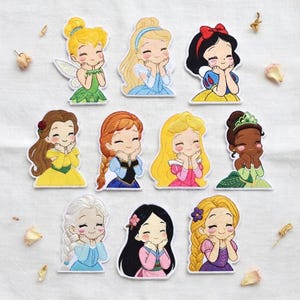 Puede incluir: Una taza de cerámica blanca con un asa negra y el texto "But First, Coffee" en negro y negrita. La taza está sobre una superficie de madera. La taza mide 10 cm de alto.