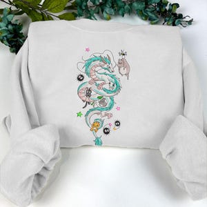 かわいいドラゴンと仲間たちの刺繍Tシャツ、ファンタジークリーチャーアニメシャツ、かわいい漫画グラフィックTシャツ、美的和風シャツ ESN1903
