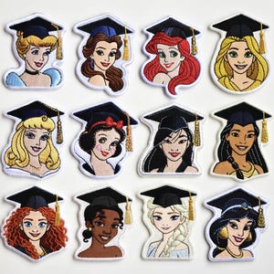 Può includere: Set di dodici toppe ricamate raffiguranti principesse Disney con cappelli di laurea. Ogni toppa mostra una principessa diversa con tratti del viso, capelli e abiti dettagliati, con un cappello nero e un nappa dorata. Le toppe sono delineate con cuciture bianche.