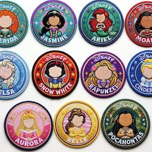 Könnte beinhalten: Eine Sammlung von gestickten Disney-Prinzessinnen-Patches. Jeder runde Patch zeigt eine andere Prinzessin: Merida, Jasmin, Arielle, Moana, Elsa, Schneewittchen, Rapunzel, Cinderella, Aurora, Belle und Pocahontas. Die Patches sind farbenfroh und tragen das Disney-Logo.