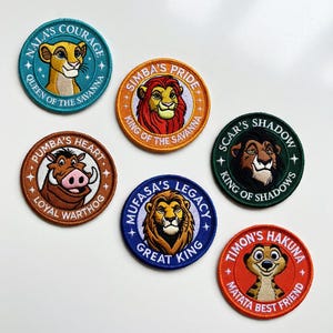 Peut inclure: Collection de sept écussons brodés circulaires avec des personnages du "Roi Lion". Chaque écusson présente un portrait de personnage et du texte, dont Nala, Simba, Pumbaa, Scar, Mufasa et Timon. Les couleurs varient.