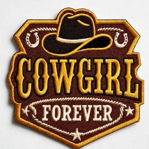 Puede incluir: Parche bordado con fondo marrón y ribete dorado. El parche presenta un sombrero de vaquero negro, la palabra "COWGIRL" en dorado y la palabra "FOREVER" en blanco, con estrellas y herraduras.