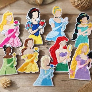 Könnte beinhalten: Ein Set aus drei Keramikbechern mit gesprenkelter, matter Oberfläche. Die Becher sind in Creme-, Hellgrau- und Dunkelgrautönen gehalten. Jeder Becher hat ein schlichtes, minimalistisches Design und einen abgerundeten Griff.