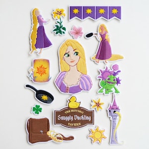 Könnte beinhalten: Eine Sammlung von aufgestickten Aufnähern mit Figuren und Elementen aus einem Märchen. Enthält ein Porträt einer Frau mit langen blonden Haaren, eine Bratpfanne, eine Laterne und ein Schild mit der Aufschrift "The Historic Snuggly Duckling Tavern."