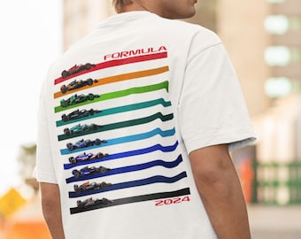 Könnte beinhalten: Weißes T-Shirt mit einer bunten Grafik von Formel-1-Rennwagen und dem Text "FORMULA 2024".