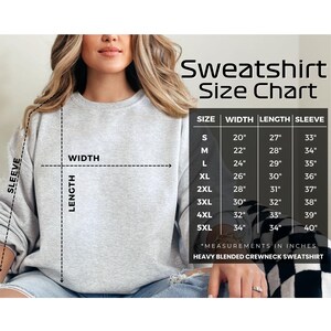 Op de afbeelding: Maattabel voor een sweatshirt met afmetingen in inches voor breedte, lengte en mouwlengte. De maten vari&euml;ren van S tot 5XL.