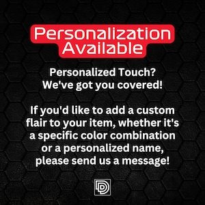 K&ouml;nnte beinhalten: Eine schwarze und rote Grafik mit dem Text "Personalisierung verf&uuml;gbar" und der Nachricht "Personalisierter Touch? Wir haben das Richtige f&uuml;r Sie! Wenn Sie Ihrem Artikel einen individuellen Touch verleihen m&ouml;chten, sei es eine bestimmte Farbkombination oder ein personalisierter Name, senden Sie uns bitte eine Nachricht!"