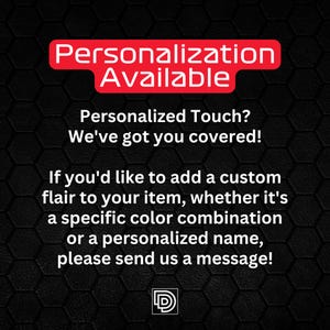 Op de afbeelding: Een zwart-wit afbeelding met een rode banner waarop "Personalisatie beschikbaar" staat. De tekst onder de banner luidt: "Gepersonaliseerde touch? We hebben je gedekt! Als je een persoonlijke touch aan je item wilt toevoegen, of het nu een specifieke kleurencombinatie of een gepersonaliseerde naam is, stuur ons dan een bericht!"