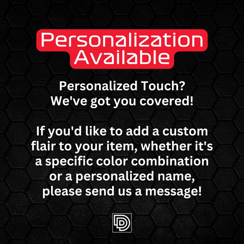Op de afbeelding: Een zwart-wit afbeelding met een rode banner waarop "Personalisatie beschikbaar" staat. De tekst onder de banner luidt: "Gepersonaliseerde touch? We hebben je gedekt! Als je een persoonlijke touch aan je item wilt toevoegen, of het nu een specifieke kleurencombinatie of een gepersonaliseerde naam is, stuur ons dan een bericht!"