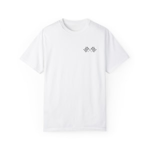 以下が含まれることがあります： 白地に黒の市松模様の旗のグラフィックがプリントされたTシャツ