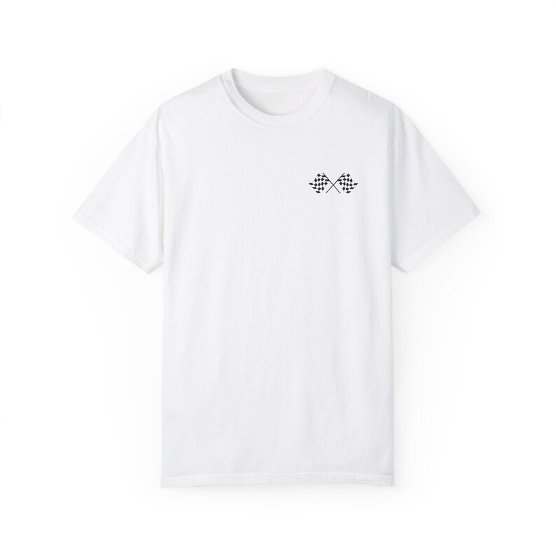 以下が含まれることがあります： 白地に黒の市松模様の旗のグラフィックがプリントされたTシャツ