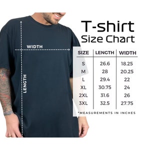 以下が含まれることがあります： Tシャツのサイズチャートで、インチで測定されています。チャートは、S、M、L、XL、2XL、3XLのサイズについて、シャツの長さと幅をインチで示しています。