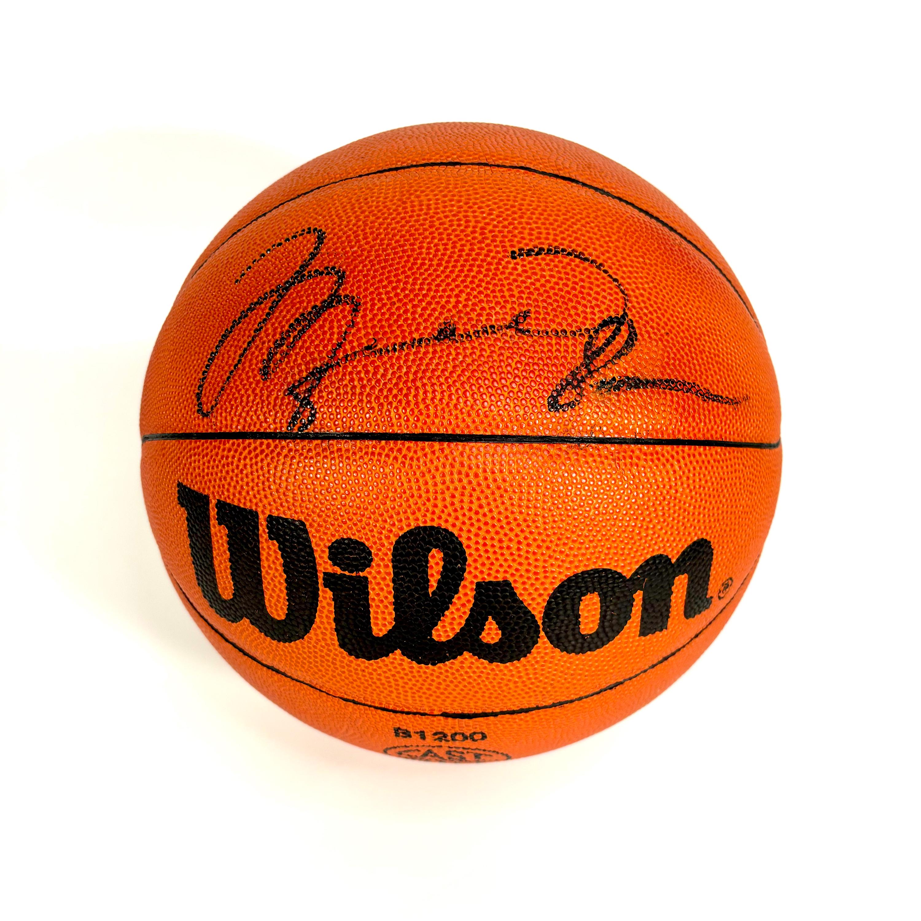 Pallone autografato da michael jordan sale