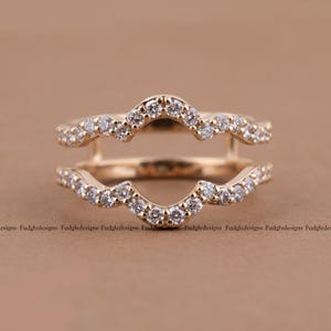 Alianza de boda de diamantes, realzador de anillo de moissanita, protector de anillo solitario, alianza nupcial curva de oro de 14 quilates, regalo de aniversario Art Déco para esposa
