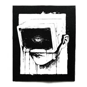 Op de afbeelding: Zwart-wit patch met een surrealistische illustratie. Een menselijk gezicht is gedeeltelijk zichtbaar, met een computermonitor die de kop vervangt. Het scherm van de monitor toont een oog. Het ontwerp heeft een distressed, artistieke stijl.