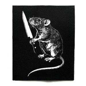Może przedstawiać: Czarno-biała naszywka z szczegółową ilustracją szczura trzymającego duży nóż. Szczur jest przedstawiony w realistycznym stylu, z futrem i wąsami. Nóż ma białe ostrze i czarny uchwyt. Naszywka jest kwadratowa.
